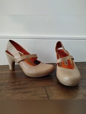 Tsubo Beige Mary Jane Slingback Heels